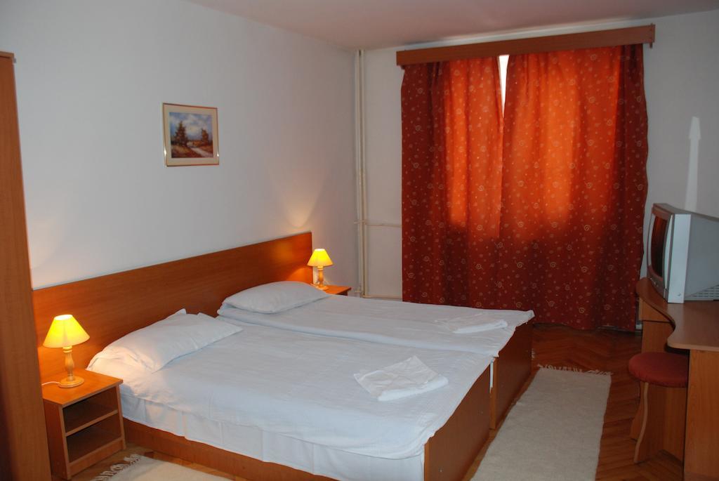 Hotel Merkur เมียร์คูรา-ชุค ภายนอก รูปภาพ