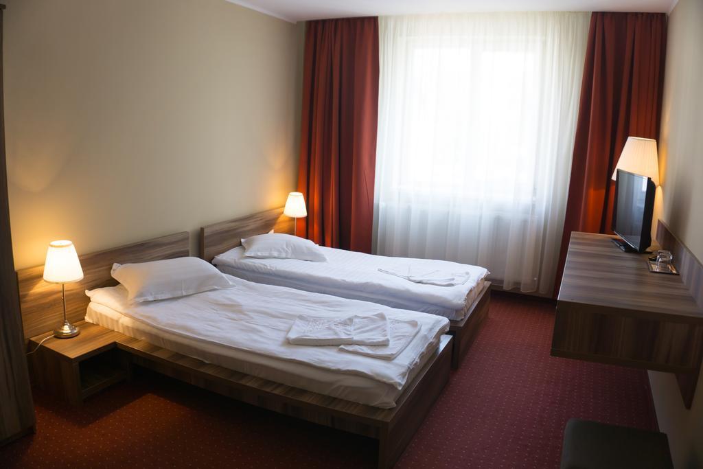 Hotel Merkur เมียร์คูรา-ชุค ภายนอก รูปภาพ