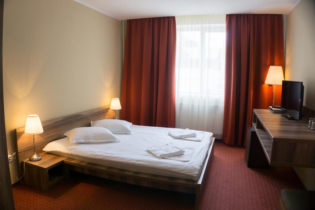 Hotel Merkur เมียร์คูรา-ชุค ภายนอก รูปภาพ