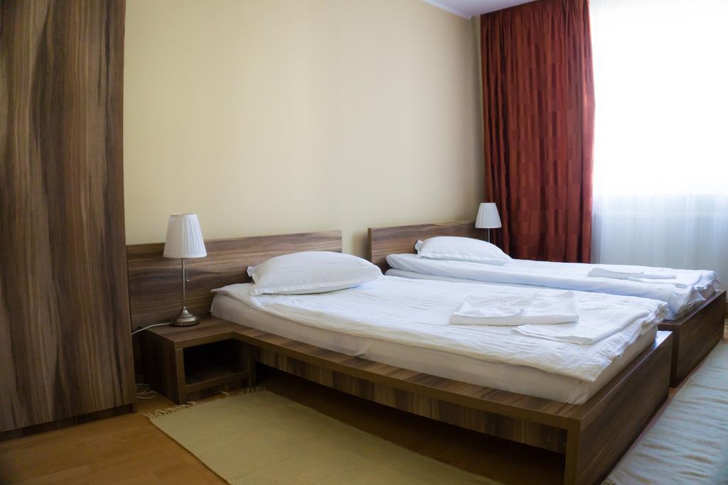 Hotel Merkur เมียร์คูรา-ชุค ภายนอก รูปภาพ