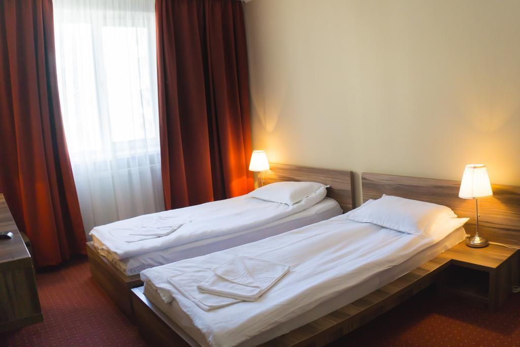 Hotel Merkur เมียร์คูรา-ชุค ภายนอก รูปภาพ